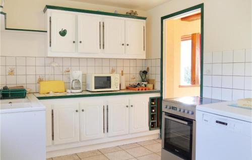 Η κουζίνα ή μικρή κουζίνα στο 4 Bedroom Pet Friendly Home In Portbail