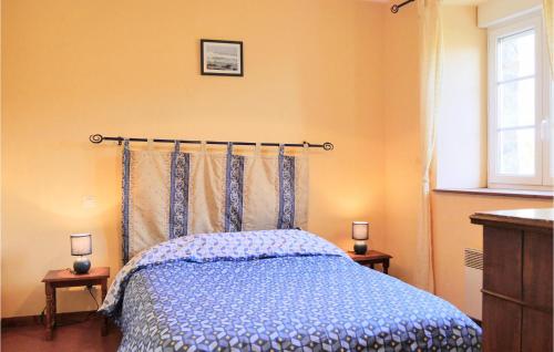 Ένα ή περισσότερα κρεβάτια σε δωμάτιο στο 4 Bedroom Pet Friendly Home In Portbail