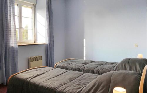 Ένα ή περισσότερα κρεβάτια σε δωμάτιο στο 4 Bedroom Pet Friendly Home In Portbail