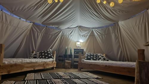pokój z 2 łóżkami i namiotem w obiekcie Tipi Bieszczady Puchary w mieście Hoczew
