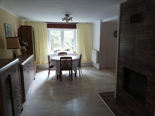 uma cozinha e sala de jantar com mesa e cadeiras em Dom nad jeziorem Strażym em Zbiczno