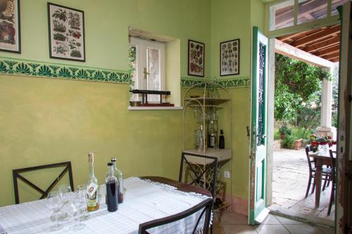 Secret Garden Apartment by Irundo