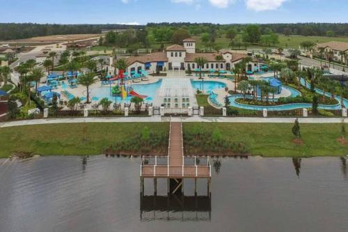 een luchtzicht op het waterpark van een resort bij Amazing 5 Bedrooms Home With Pool/BBQ Near Disney in Kissimmee