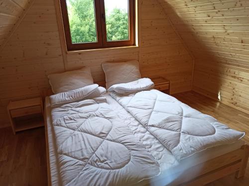 เตียงในห้องที่ Podkarpacka Chata