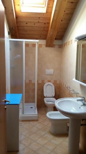 a bathroom with a toilet and a sink and a shower at La Panoramica in Avenale