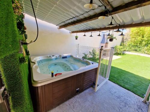 Afbeelding uit fotogalerij van Villa de 4 chambres avec piscine privee jacuzzi et jardin clos a Saint Privat des Vieux in Saint-Privat-des-Vieux