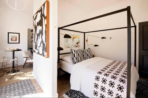 1 dormitorio con cama con dosel en blanco y negro en The Studio on Ast., Downtown Bentonville near all!, en Bentonville