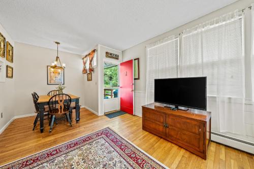 Between the Pines - Unit A – Photos 5
