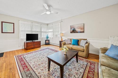 Between the Pines - Unit A – Photos 3