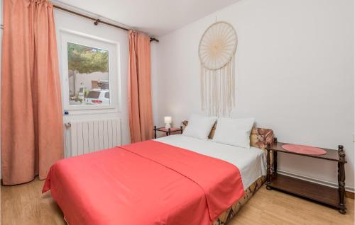 Postel nebo postele na pokoji v ubytování Stunning Apartment In Barbat With Kitchen