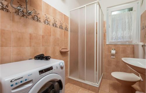 Koupelna v ubytování Stunning Apartment In Barbat With Kitchen