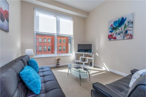 2 Bedroom Apartment located in Washington Dc's Penn Quarter aptsにあるシーティングエリア