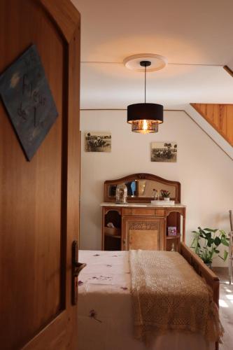 una camera con letto e tavolo di Kleene Geluk - Chambres et table d'hôtes a Saint-Jans-Cappel