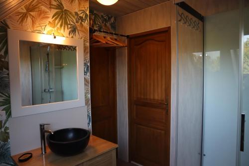 a bathroom with a sink and a mirror at Kleene Geluk - Chambres et table d'hôtes in Saint-Jans-Cappel