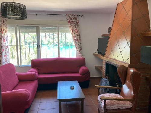 Una sala de estar con un sofá y una chimenea. en La Buena Siesta, en Ruidera