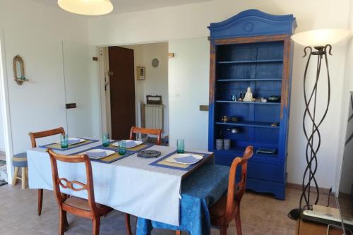 een eetkamer met een blauwe tafel en stoelen bij Dazzling 2-bedrooms with terrace near the beach - Dodo et Tartine in Le Pradet