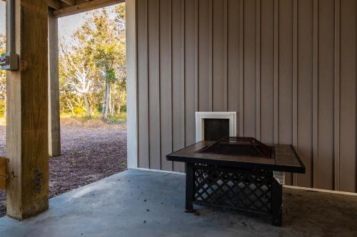 Κήπος έξω από το Beach 45 by Oak Island Accommodations