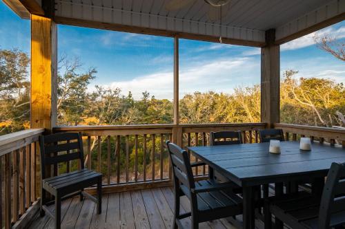 Μπαλκόνι ή βεράντα στο Beach 45 by Oak Island Accommodations