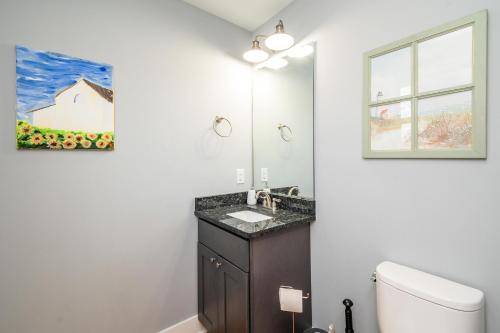 Ένα μπάνιο στο Beach 45 by Oak Island Accommodations