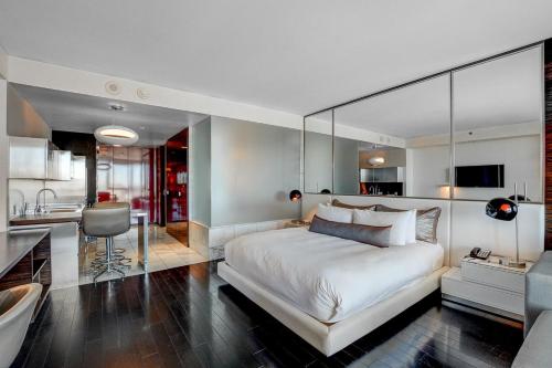 En eller flere senge i et værelse på Luxury Studio STRIP VIEW NO RESORT FEE Palms Place