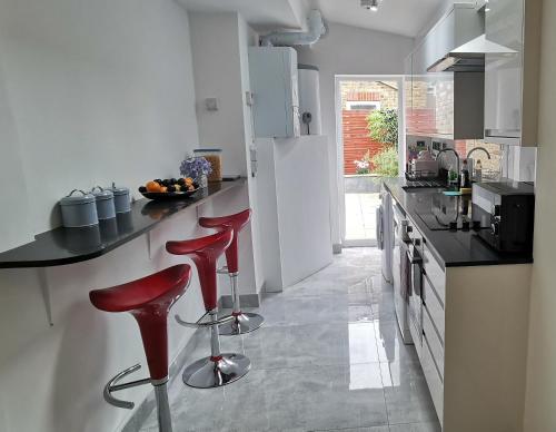 Kjøkken eller kjøkkenkrok på Luxury London Garden home sleep 7, 2 mins to metro