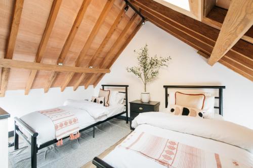 מיטה או מיטות בחדר ב-Bunkers Barn, 2 bedroom luxury stay with parking