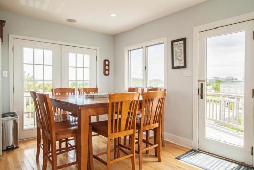 Φωτογραφία από το άλμπουμ του Beach Buzz by Oak Island Accommodations σε Caswell Beach