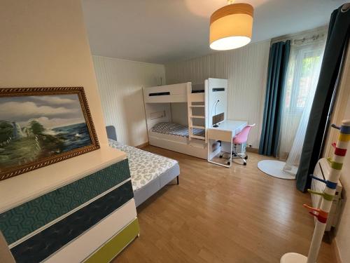 a bedroom with a bunk bed and a bedroom with a desk at Les Pléiades in Noisy-le-Grand