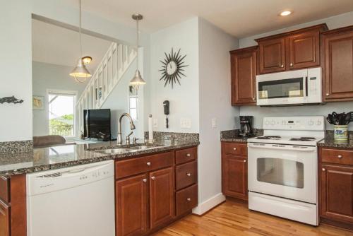 Η κουζίνα ή μικρή κουζίνα στο Beach Buzz by Oak Island Accommodations