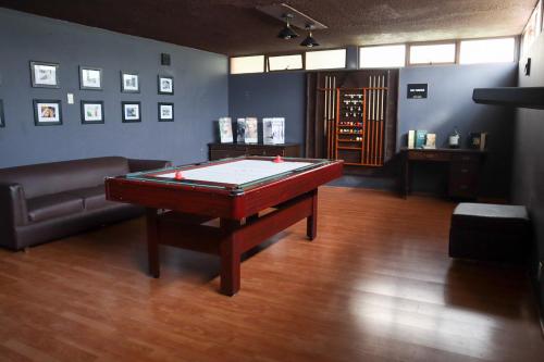 une pièce avec une table de billard et un canapé dans l'établissement Hotel Express Quinta Soledad, à Mexico