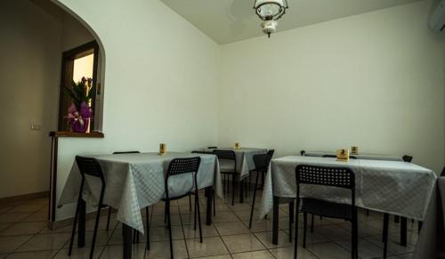 a group of tables and chairs in a room at Bed and Breakfast La Marianaccia in Marsiliana