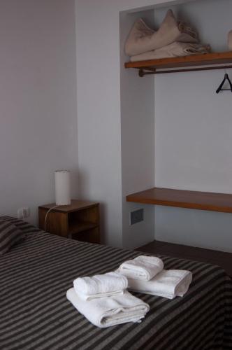 a room with a bed with towels on it at Cabañas La Morera in Villa Ventana