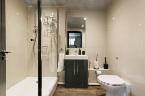 Bathroom sa Bunkers Barn, 2 bedroom luxury stay with parking