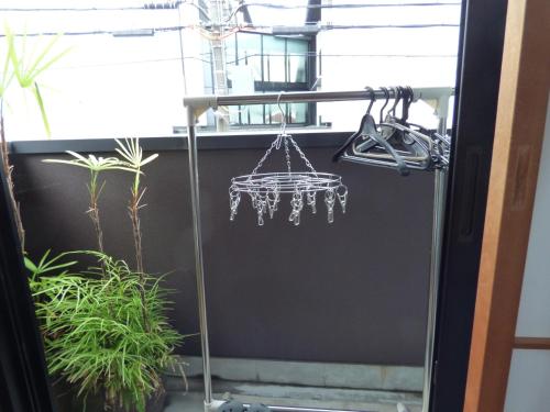 un lustre suspendu à un balcon orné de plantes dans l'établissement Kyoto City - Hotel - Vacation STAY 88891v, à Kyoto