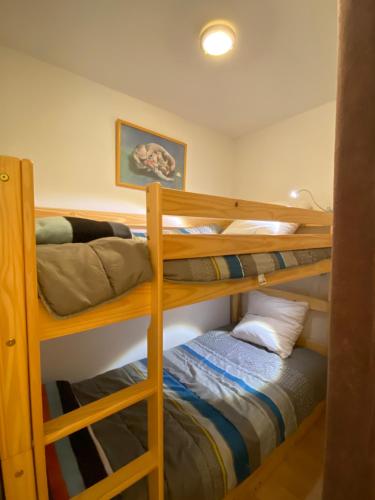 une chambre avec deux lits superposés et un lit dans l'établissement T2 alcove confortable pour 4 à 5p. Balcon. Parking, à Cauterets