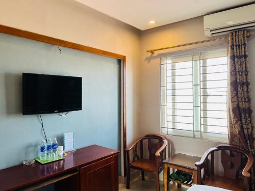 En TV eller et underholdningssystem på Hoang Ngan 1 Hotel - TP. Vinh