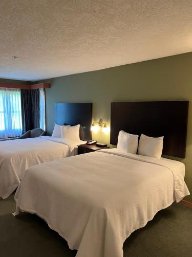 Una cama o camas en una habitación de The Grand Hotel Nanaimo