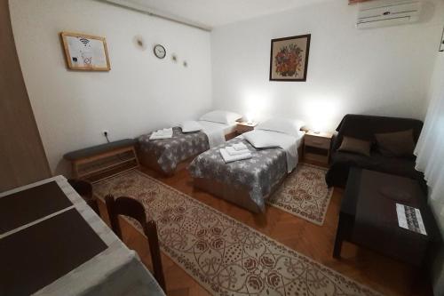 sala de estar con 2 camas y sofá en Studio Apartman Škudar, en Bjelovar