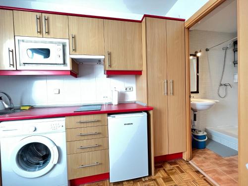 a kitchen with a washer and a washing machine at Piso Augusto Acogedor 5 in Madrid