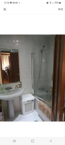 a bathroom with a sink and a shower at Alojamiento bueu centro in Bueu