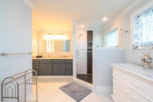 een badkamer met een inloopdouche en een wastafel bij Long Call by Oak Island Accommodations in Oak Island