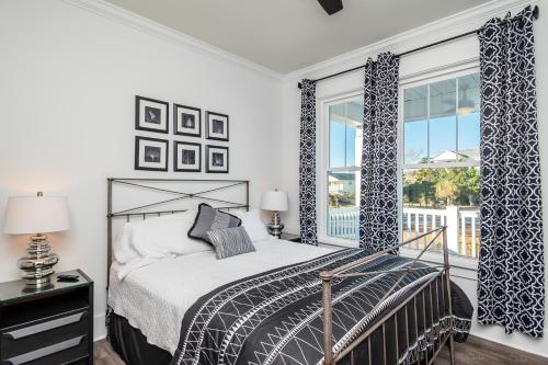 een slaapkamer met een bed en een raam bij Long Call by Oak Island Accommodations in Oak Island