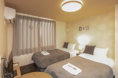 a hotel room with two beds and a window at Bright Hotel Kiyomizu - Vacation STAY 64994v in Giommachi