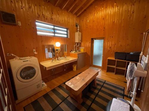 ein Bad mit einem Waschbecken und einer Waschmaschine in einem Zimmer in der Unterkunft Jonobien - Vacation STAY 13238 in Minami Uonuma