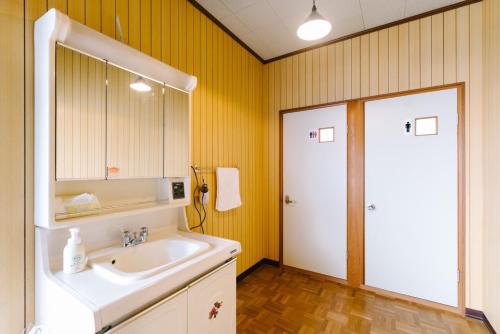 bagno con lavandino e specchio di SUSAMI LIFE HAUS - Vacation STAY 85652v a Esumi