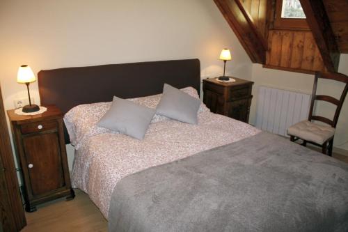 Llit o llits en una habitació de Apartamentos Valle de Aran