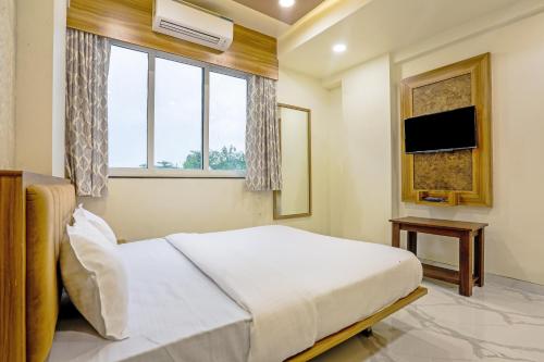 Een bed of bedden in een kamer bij Sai Sagar Lodging & Boarding