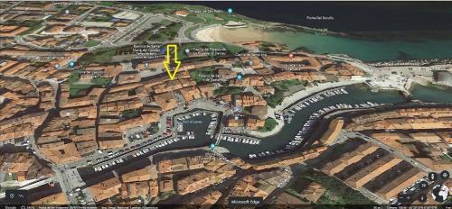 a map of a city with a yellow arrow at Apartamentos Calle Mayor 23 Llanes in Llanes