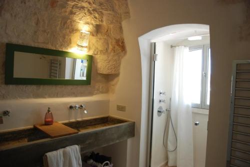 Ванна кімната в Trullidamare a Ceglie Messapica, con piscina Infinity