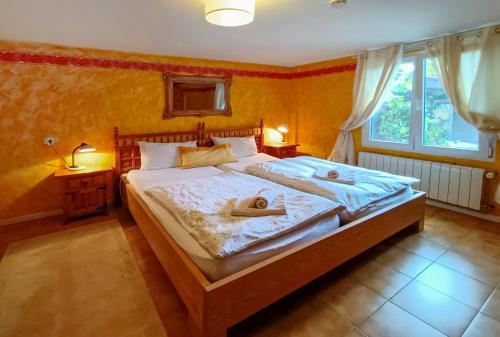 1 dormitorio con 1 cama grande y 2 toallas. en Finca Paraiso Monturrio Oase der Ruhe, en La Orotava